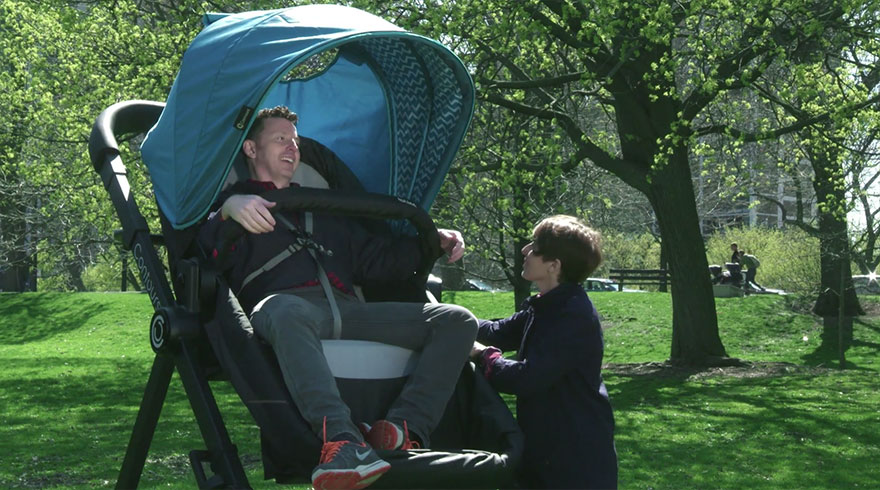 Γονείς κάνουν test drive σε καροτσάκια μωρών