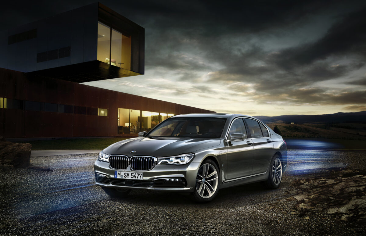 BMW Σειρά 7: Κι όμως παρκάρει (τελείως) μόνη της! (video)