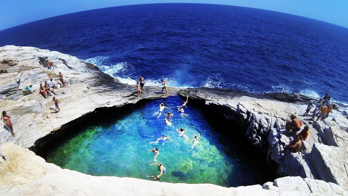 6 πανέμορφες παραλίες κρυμμένες σε βράχους στη Μεσόγειο