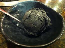 Μαύρο παγωτό, το νέο γευστικό trend