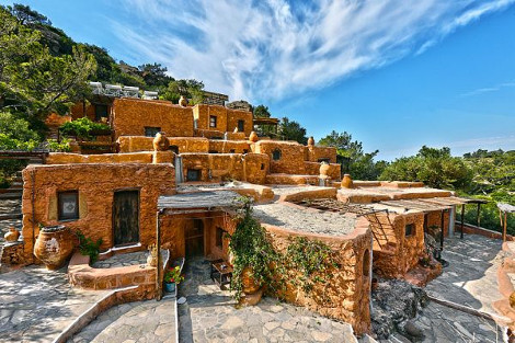 Κρητικοί ξενοδόχοι κάνουν  τη διαφορά και οι τουρίστες κάνουν ουρά