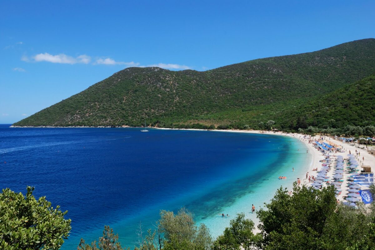 Αυτή είναι η παραλία της Κεφαλλονιάς που υποκλίνονται οι τουρίστες