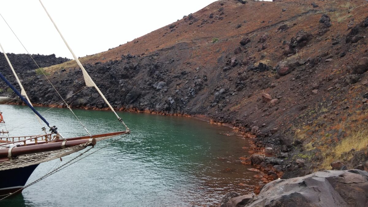 Καυτό καλοκαίρι στην καρδιά του ηφαιστείου της Σαντορίνης