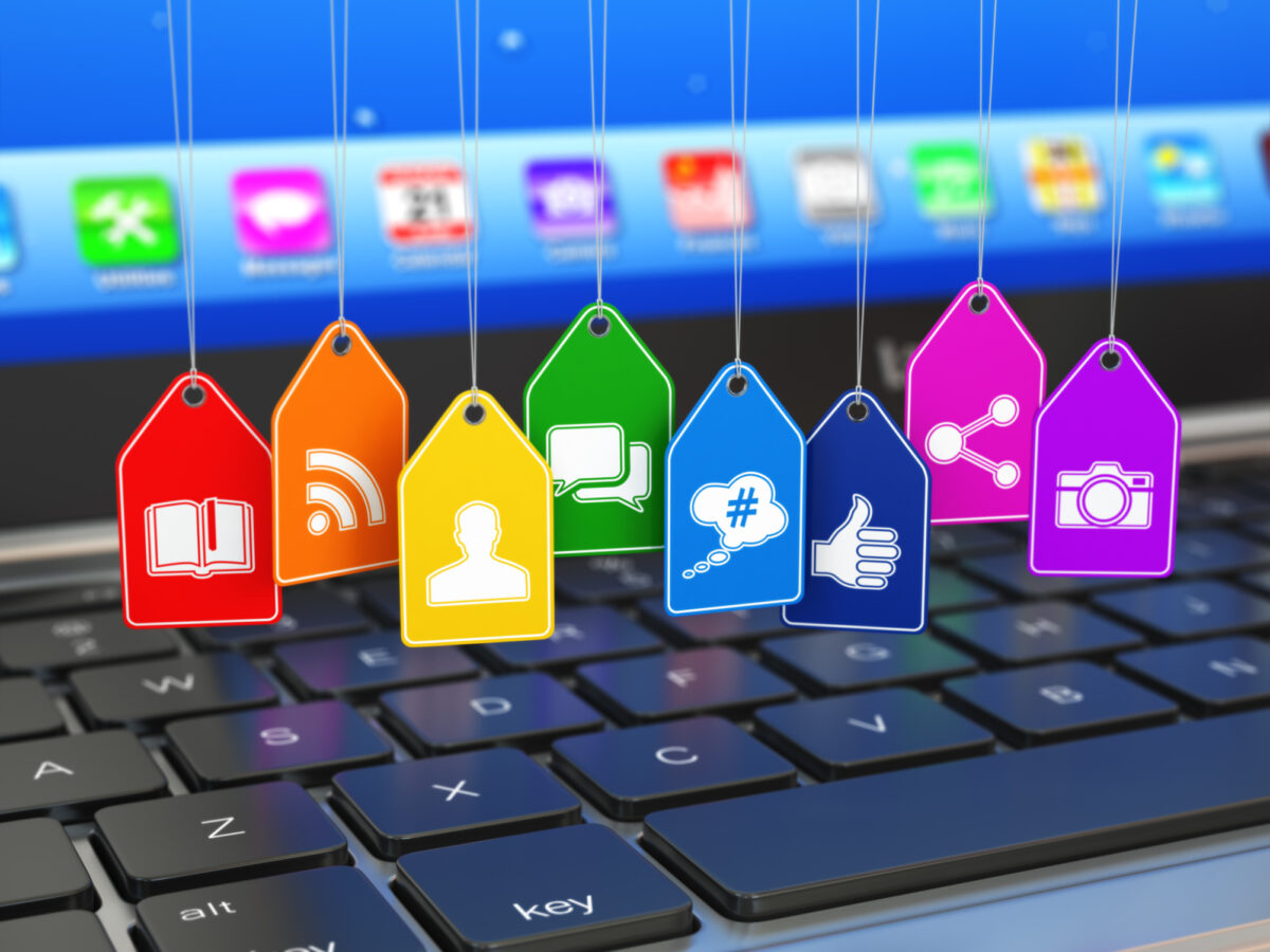 Αν θες να περάσεις τα σύνορα, δείξε το Facebook σου