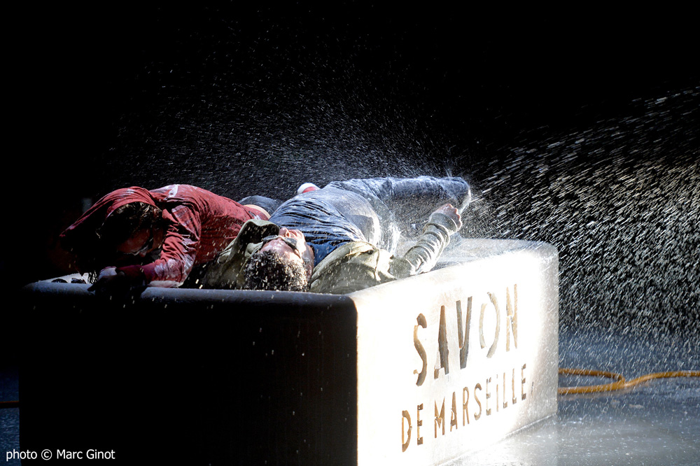 Τέσσερις ηθοποιοί δεμένοι με σχοινί μιλούν για την παιδική σεξουαλικότητα