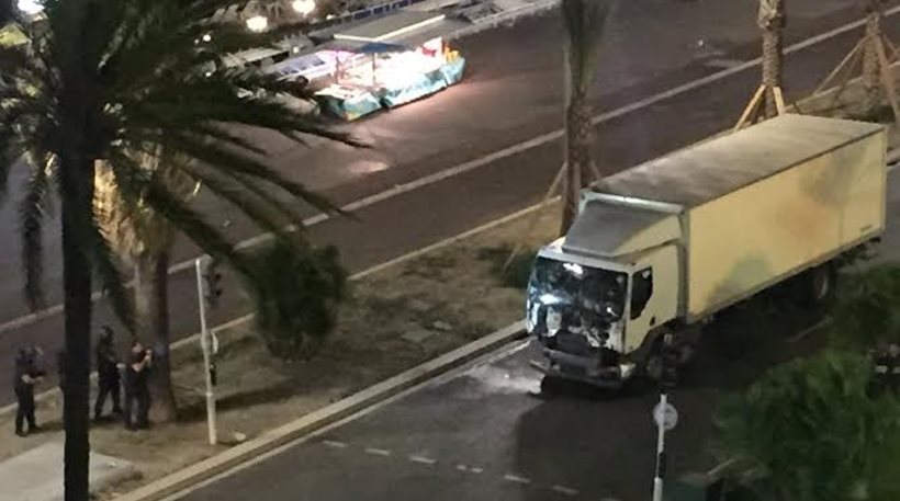 Φορτηγό πέφτει πάνω σε πολίτες στη Γαλλια, φόβοι για νέο τρομοκρατικό χτύπημα