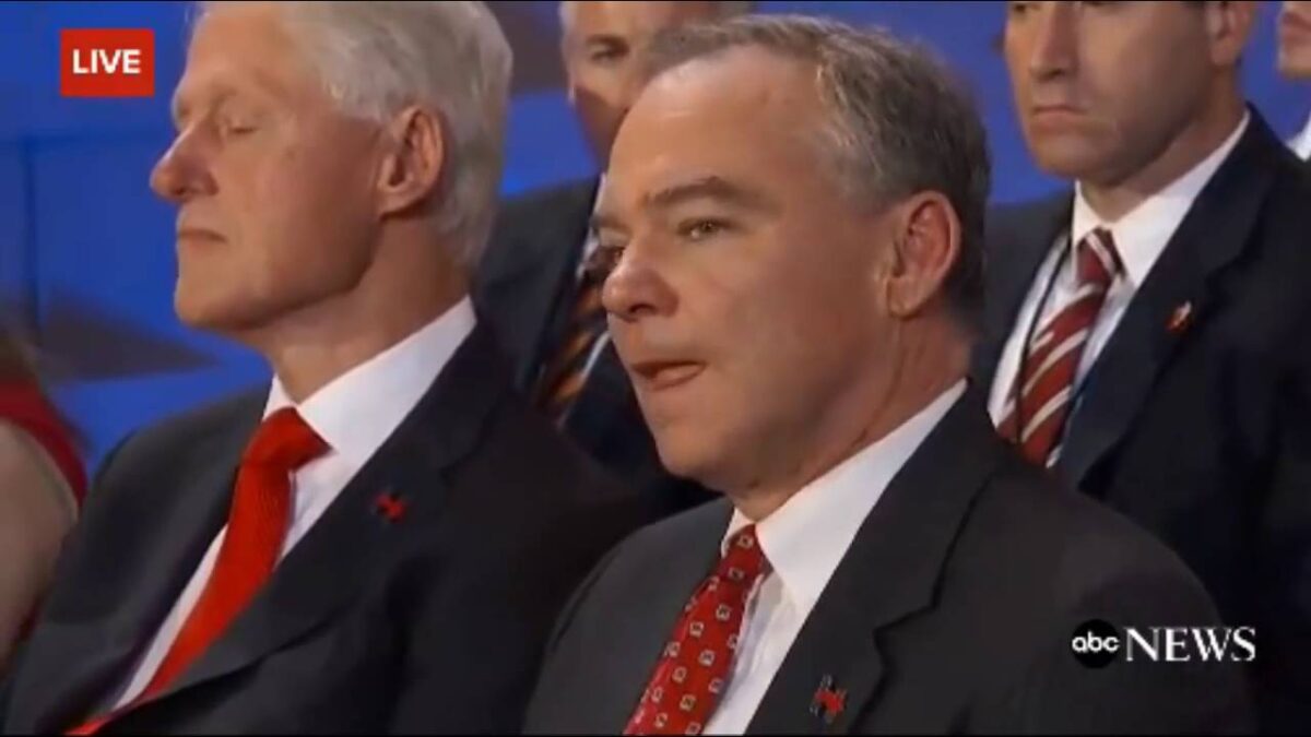 O Bill Clinton κοιμήθηκε στην ομιλία της Hillary