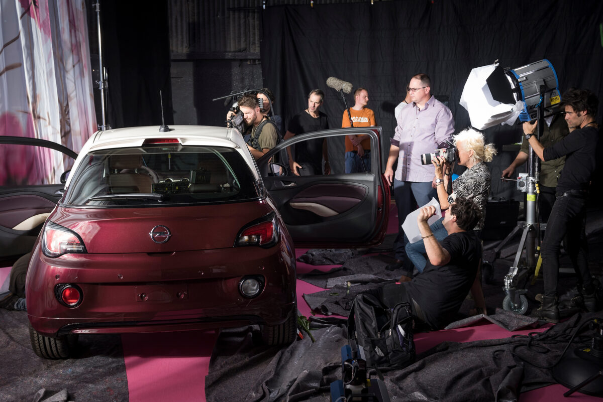 Opel 2017 Calendar: Πρωταγωνιστούν η κόρη του Mick Jagger και μία… γάτα!