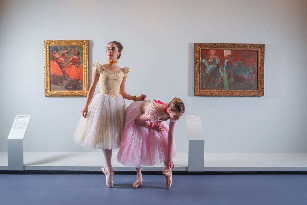 Μπαλαρίνες «ζωντανεύουν» διάσημους πίνακες του Edgar Degas