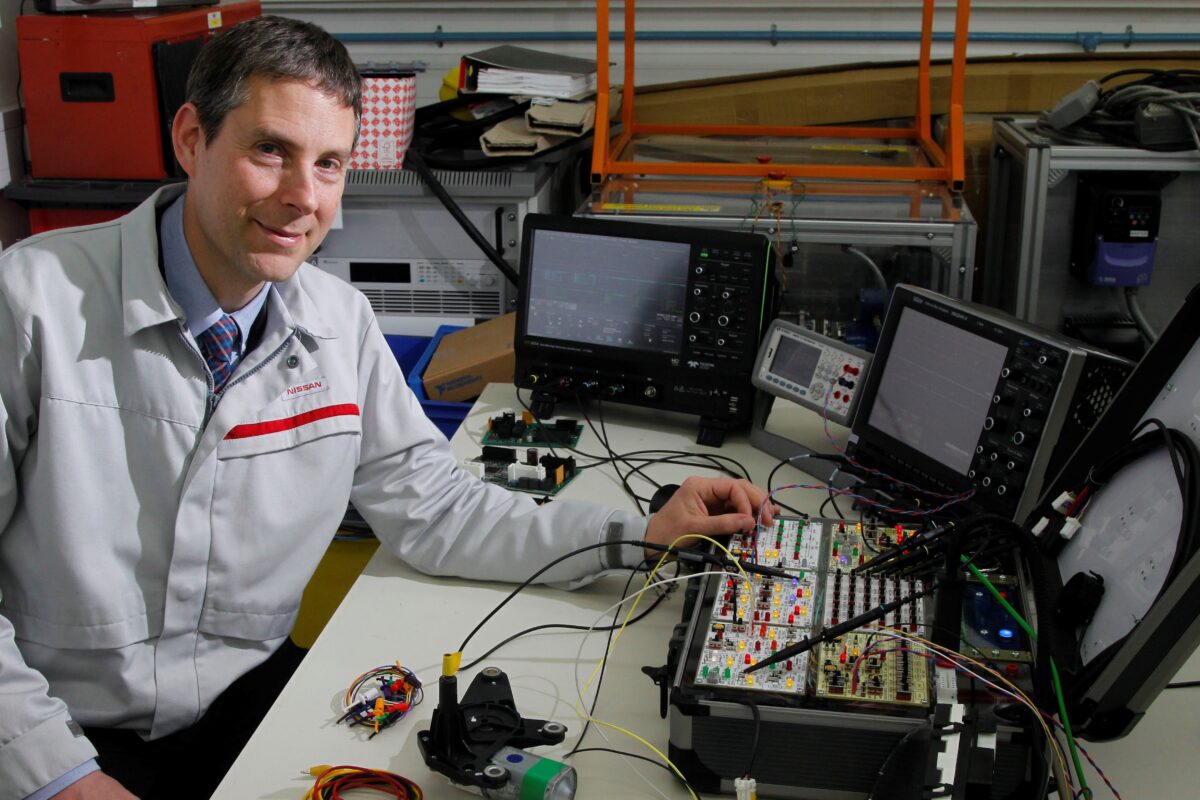 Απίστευτο: Χώρεσαν 200 αυτοκίνητα σε έναν… χαρτοφύλακα!