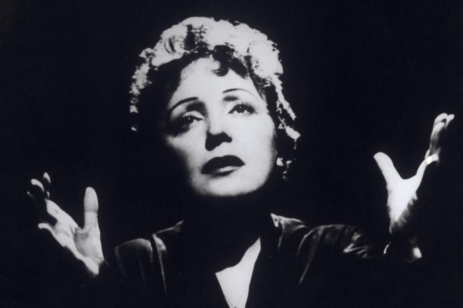 Edith Piaf: Το θρυλικό «σπουργίτι» κελαηδάει ακόμη…