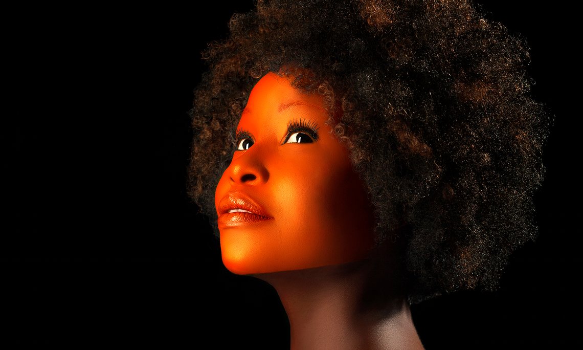 Μαύρες γυναίκες βάφουν με χρώμα τα πρόσωπά τους για να δηλώσουν την υπερηφάνεια τους