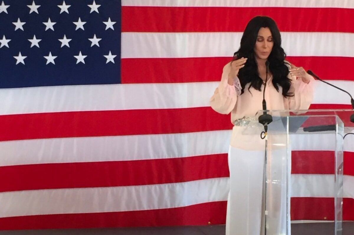 Η Cher συγκρίνει τον Donald Trump με τον Χίτλερ…