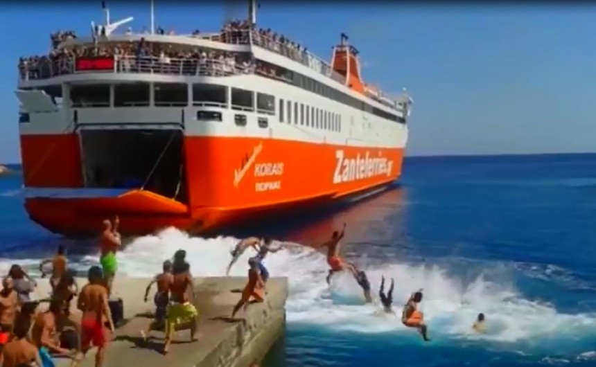 Το Αδαμάντιος Κοραής χορεύει στη Σίκινο