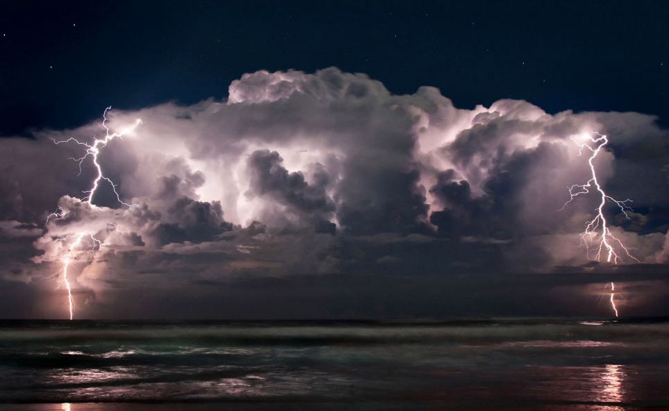 100 κεραυνοί κατέστρεψαν τη Θάσο