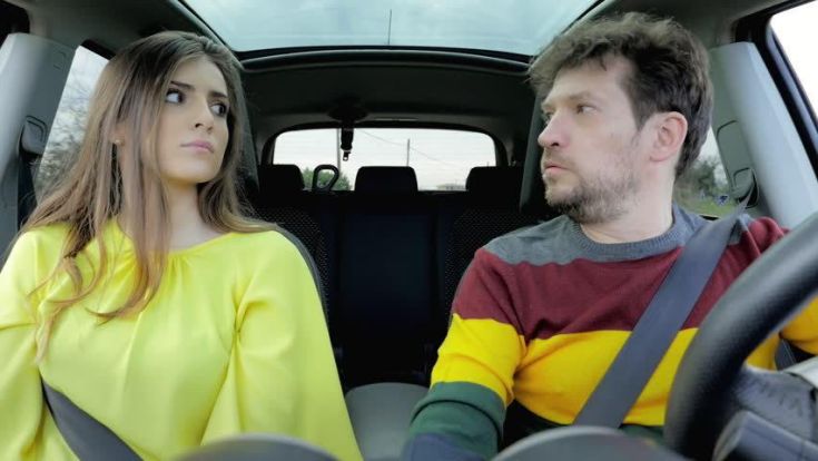 4 συνήθειες των συνοδηγών που δεν αντέχουν οι οδηγοί