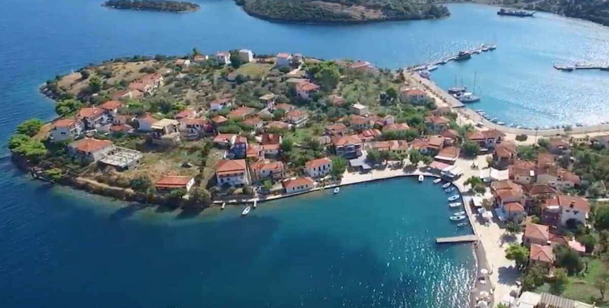 Το άγνωστο μαγικό νησάκι που είναι το μόνο που κατοικείται στον Κορινθιακό κόλπο