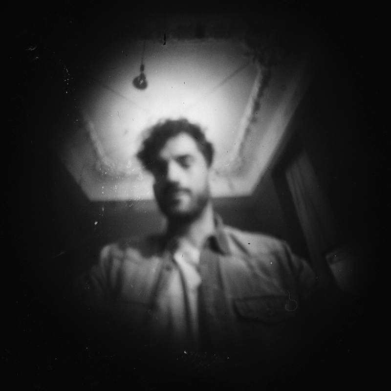 Ένα σπιρτόκουτο, ένα κομμάτι φιλμ και μαύρη, μονωτική ταινία