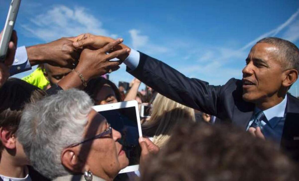 Γιατί βγάζει ο Barack Obama την βέρα του πριν δώσει χειραψίες;