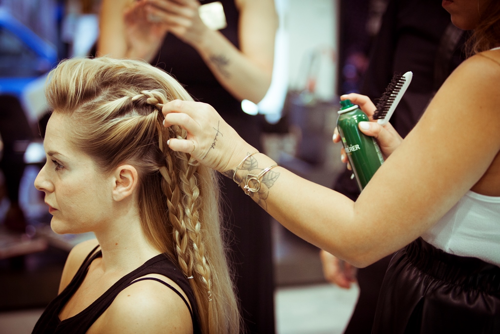 Οι νέες τάσεις μόδας σε μαλλιά και μακιγιάζ από την πρόβα της 20ης Athens Xclusive Designers Week