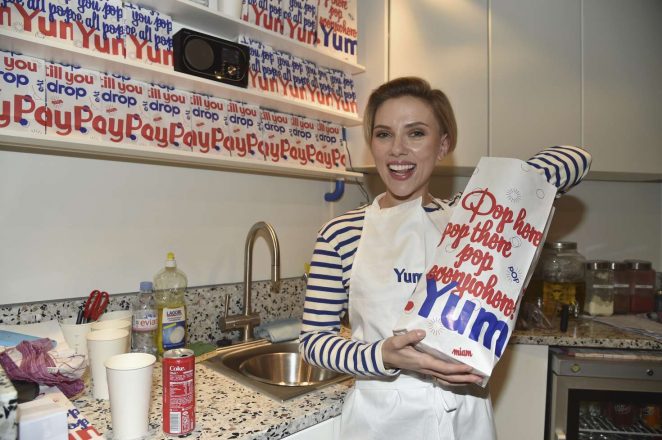 Η πιο καλή γκαρσόνα είναι η Scarlett Johansson