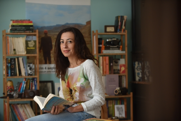 Νεαρή Ελληνίδα φτιάχνει βιβλιοθήκες για τους πρόσφυγες!