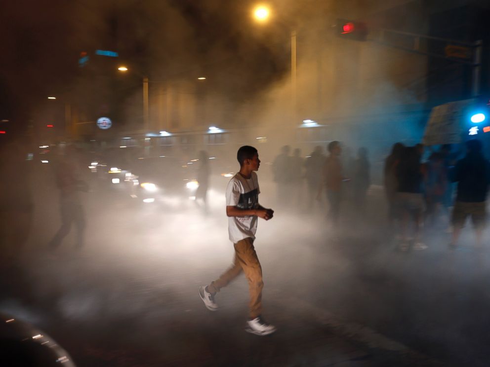 Διαμαρτύρονται καίγοντας και πετώντας τα New Balance τους