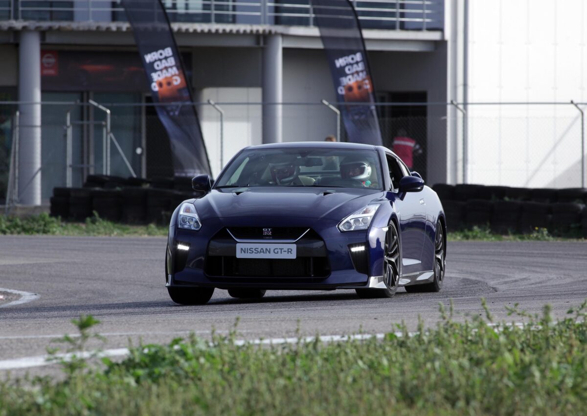 Με το Nissan GT-R των 570 ίππων στα Μέγαρα! (video)