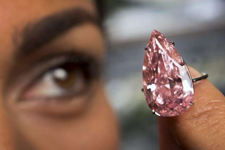 Το πιο σπάνιο ροζ διαμάντι πωλήθηκε έναντι 17 εκατ. ευρώ