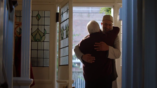 Καθολικός ιερέας και Μουσουλμάνος ιμάμης πρωταγωνιστούν στο νέο spot της Amazon!