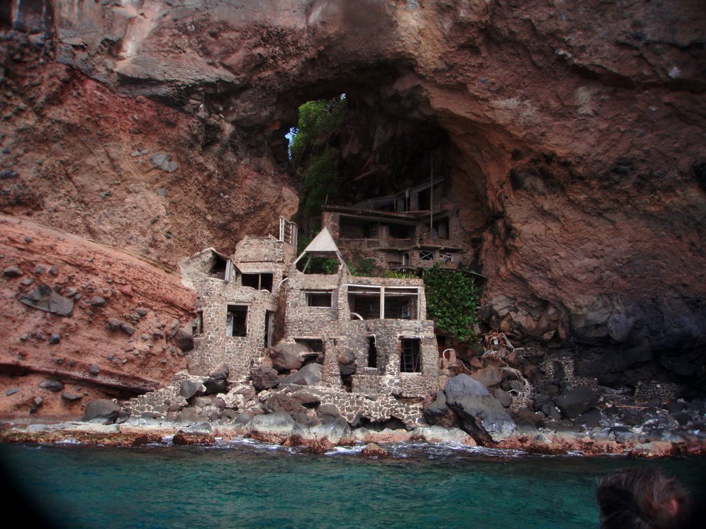 Moonhole: Ένα ξενοδοχείο κρεμασμένο πάνω από τη θάλασσα