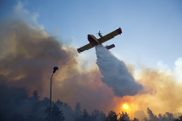 Σβήνωντας φωτιές Ελληνικά Canadair μέσα από πολυκατοικίες στο Ισραήλ