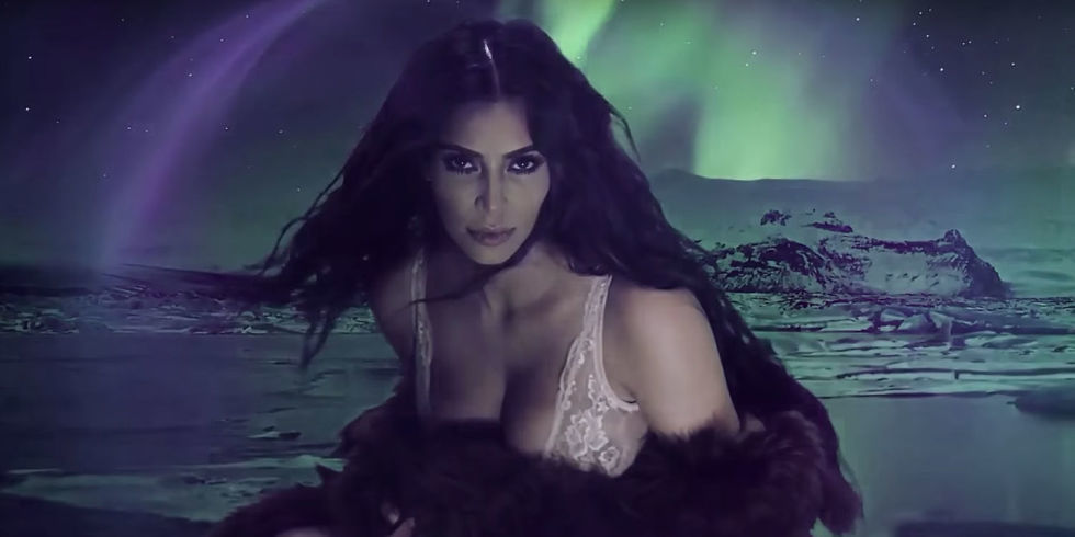 Η Kim Kardashian φοράει μόνο τη γούνα της για το Love Magazine