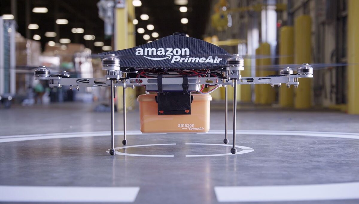 Η πρώτη παράδοση της Amazon με drone είναι γεγονός