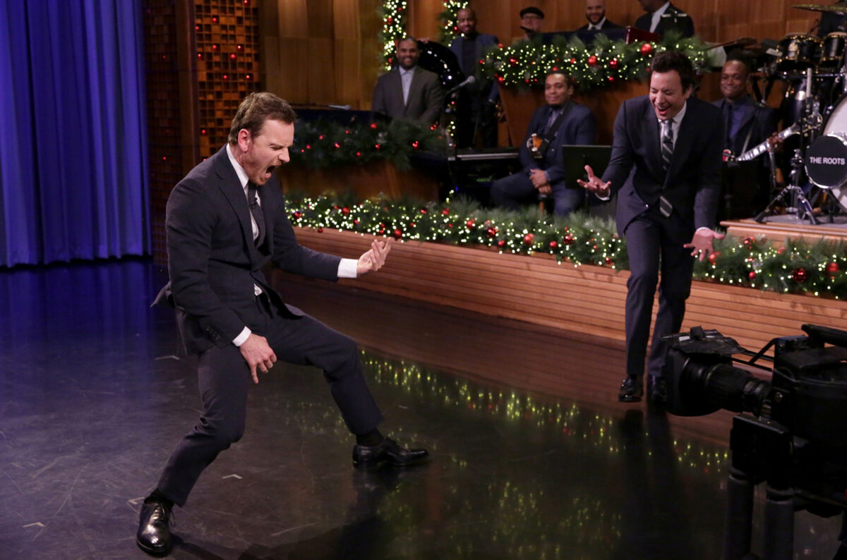 O Michael Fassbender παίζει Ozzy Osbourne και τα σπάει οn air