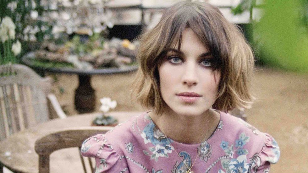 Η Alexa Chung «ζεσταίνεται» στο Love Magazine
