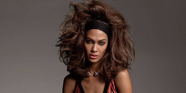 Η Joan Smalls «παίζει» με ένα glow stick