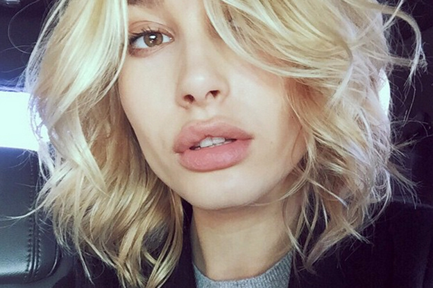 Δες την Hailey Baldwin που απολαμβάνει το μπάνιο της
