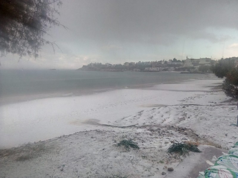 Χιόνισε μετά από 30 χρόνια στη παραλία της Ιεράπετρας