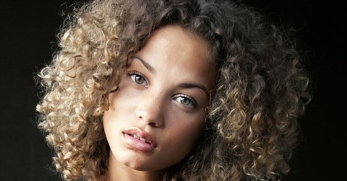 Η Rose Bertram είναι «υγρή» και τρώει γαριδάκια