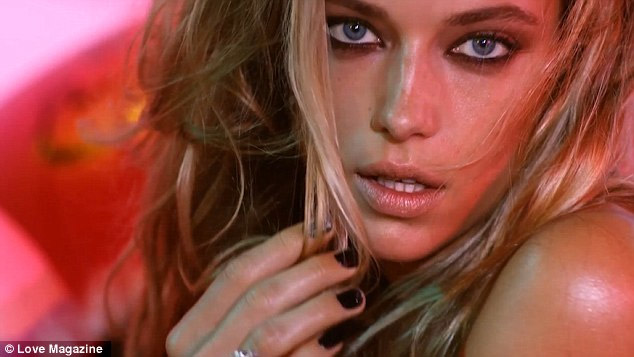 Η Hannah Ferguson ολόγυμνη ξαπλώνοντας στη γούνα της