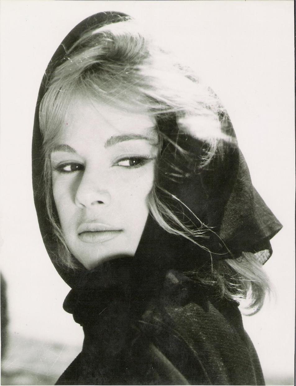 Μανταλένα: H γυναίκα που τόλμησε να πιάσει το σταυρό στα Θεοφάνια...