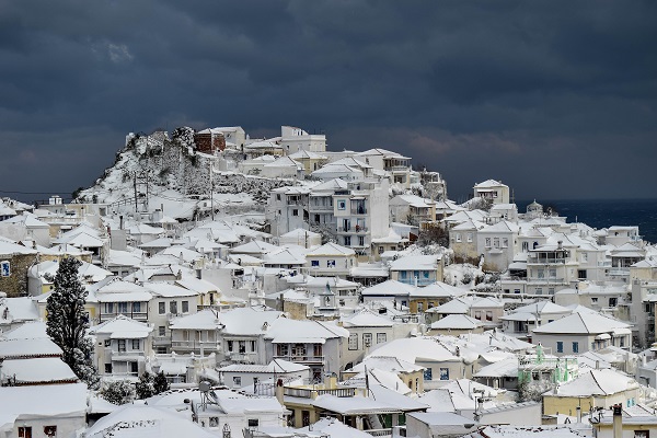 2 μέτρα έχει φτασει το χιόνι στην Αλόννησο – Προβλήματα σε πολλές περιοχές