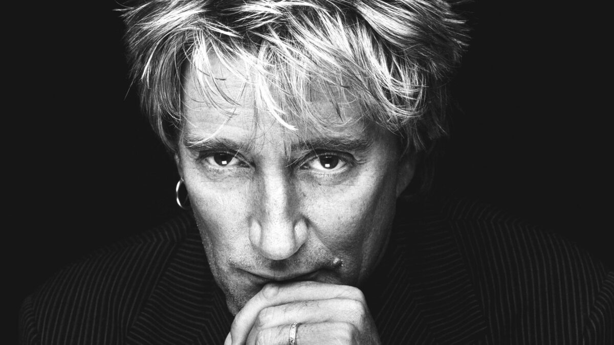 Όταν ο sexy Sir Rod Steward ερμηνεύσε το υπέροχο τραγούδι When I need you…