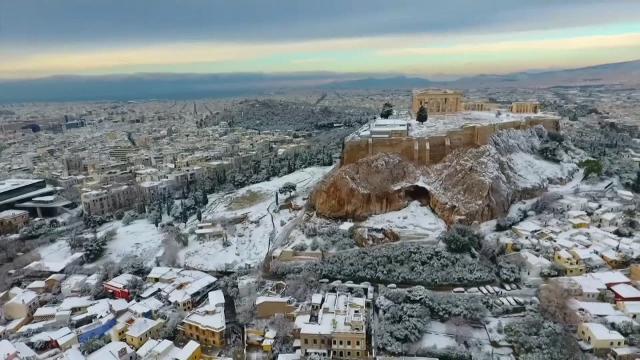 Τα ξένα ΜΜΕ «υποκλίνονται» στη χιονισμένη Ακρόπολη