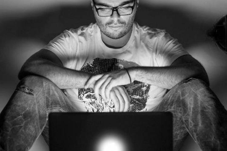 Comeback για τον Mark Angelo με το δυναμικό «A Sweeter Love»