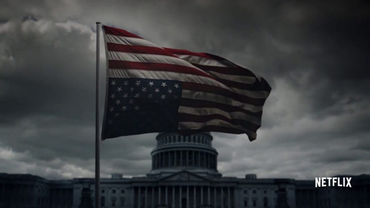 Την ώρα της ορκωμοσίας Τραμπ, το House of Cards προανήγγειλε τον 5ο  κύκλο του με ανάποδη αμερικανική σημαία!