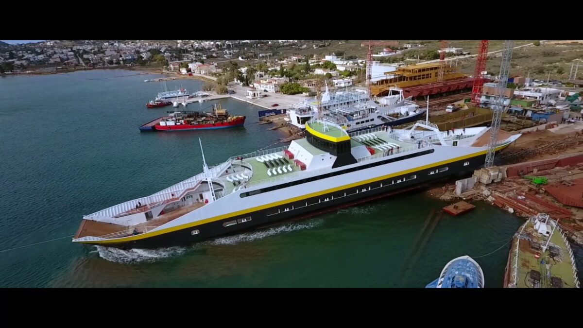 Δείτε ένα οχηματαγωγό που φτιάχτηκε από Ελληνικό ναυπηγείο στη Σαλαμίνα