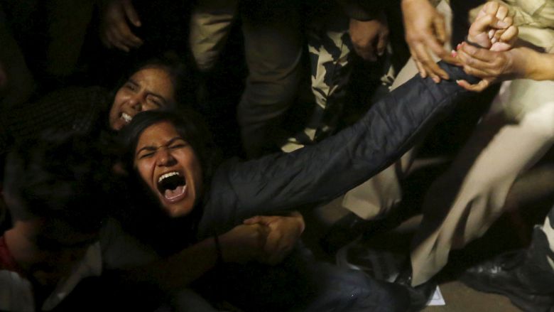 Uma Bharti: «Οι βιαστές θα πρέπει να κρεμιούνται ανάποδα και να δέρνονται ως ότου βγει το δέρμα τους»