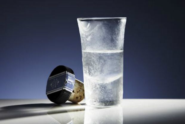 Αύξηση του φόρου κατανάλωσης σε τσίπουρο και τσικουδιά ζητά η ΕΕ